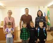 Глава округа совместно с депутатами вручила  школьные принадлежности детям участников СВО в преддверии 1 сентября