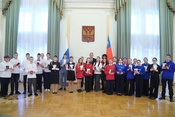 Губернатор Кузбасса Илья Середюк в преддверии Дня Конституции РФ вручил паспорта кузбасским школьникам